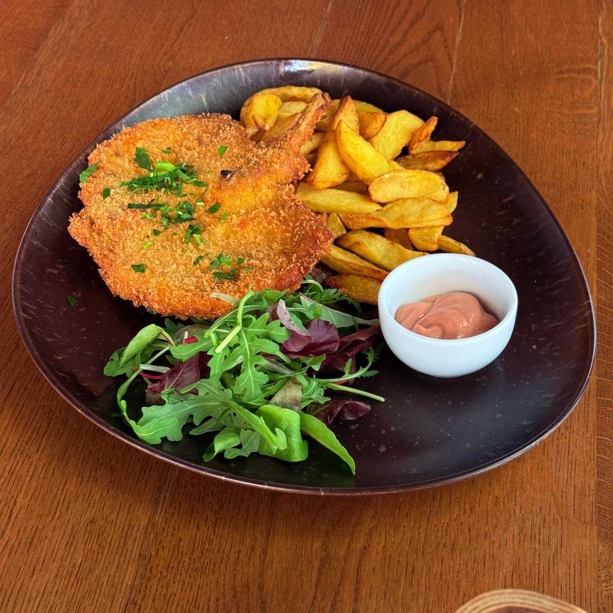 Snitel aripioara de porc cu cartofi prajiti