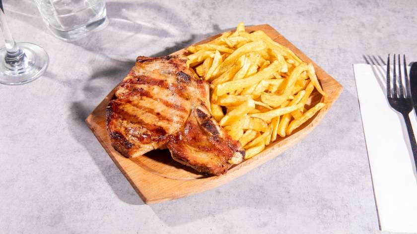 Cotlet de Porc + Cartofi Prăjiți + Salată