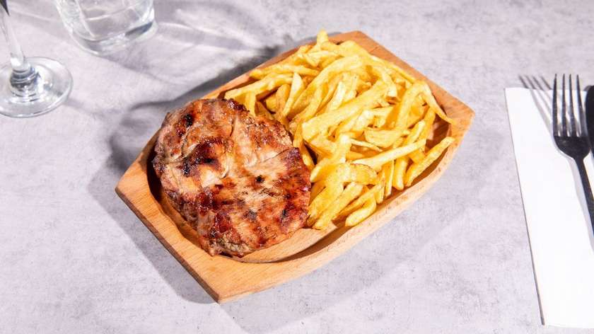 Ceafă + Cartofi Prăjiți + Salată