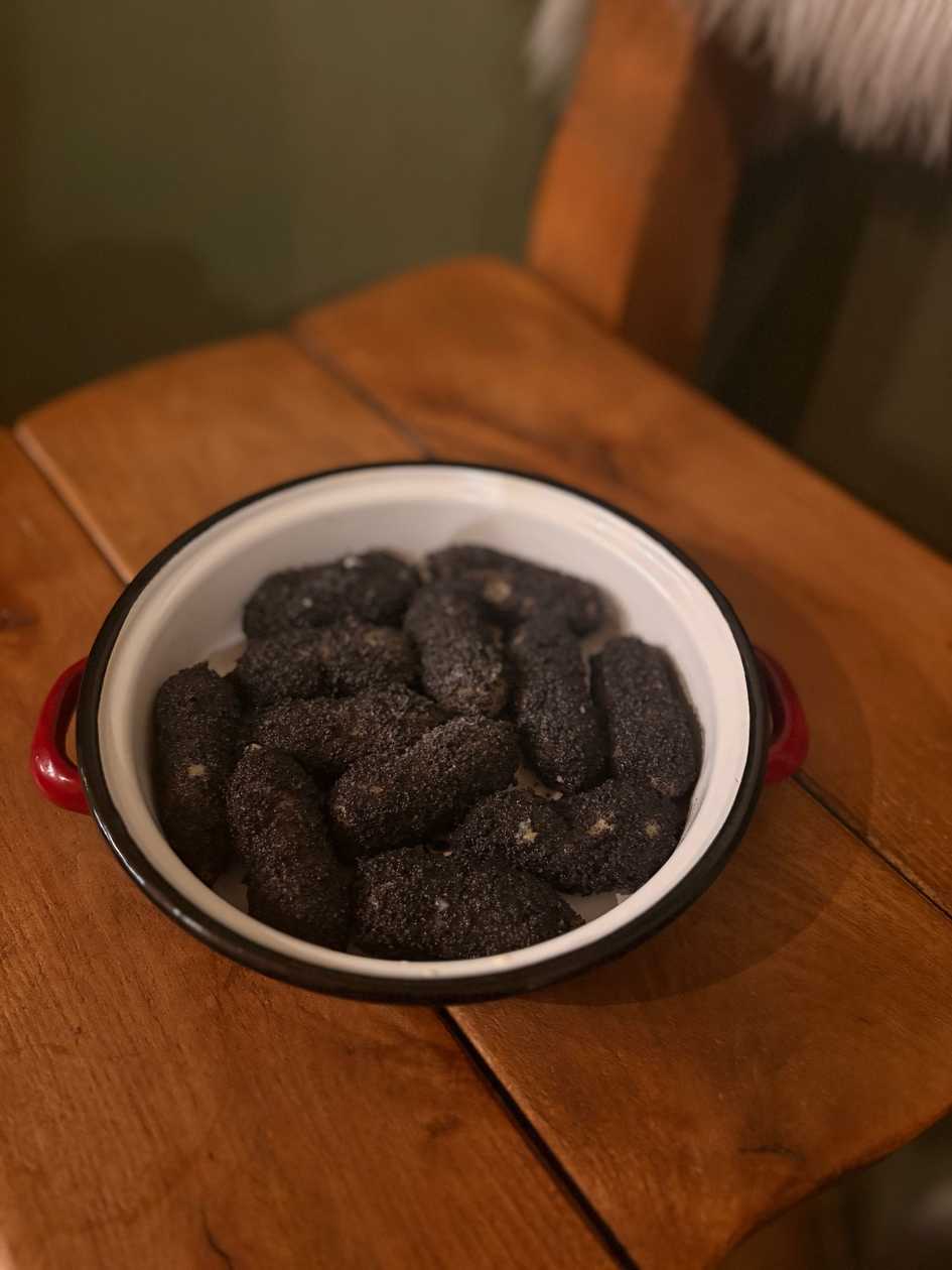 Šúlance plnené makom a slivkovým lekvárom obalené makom, cukor, maslo