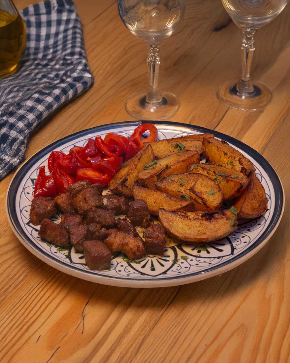 Ceafă de porc cu usturoi la tigaie