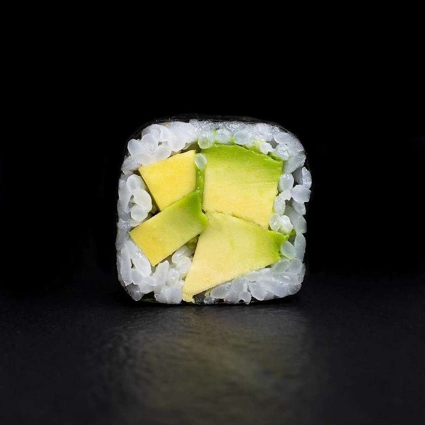 МАКІ РОЛ З АВОКАДО