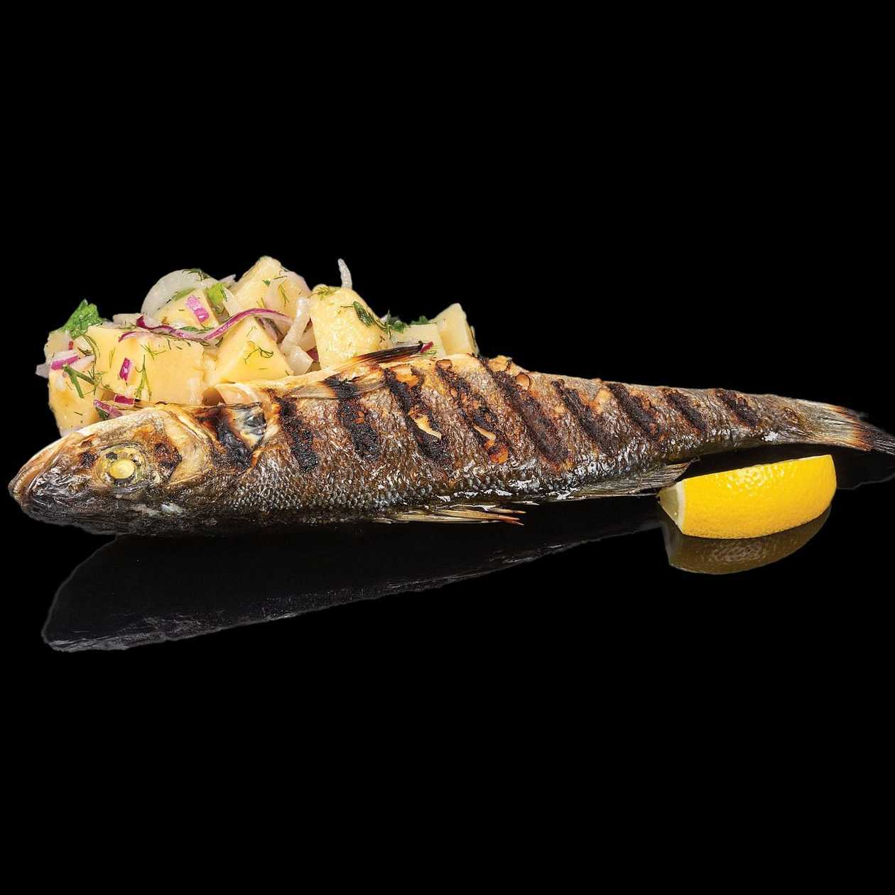 Лаврак на скара с топла картофена салата и сос