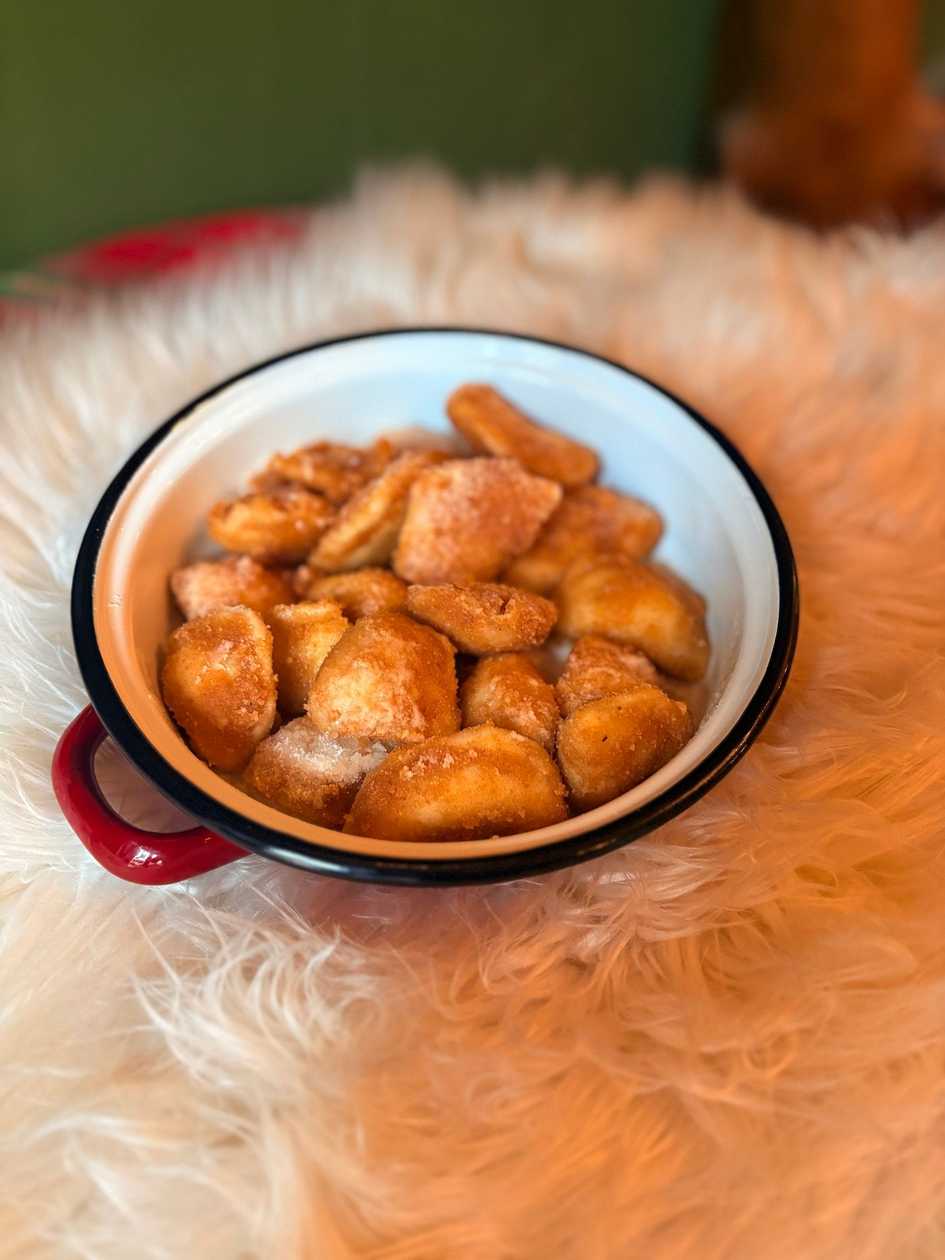 Lekvárové pirohy so slivkovým lekvárom, strúhanka, cukor, maslo