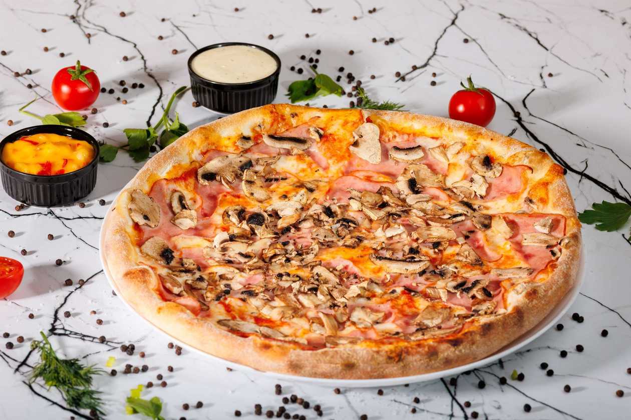 Pizza prosciutto e funghi mare