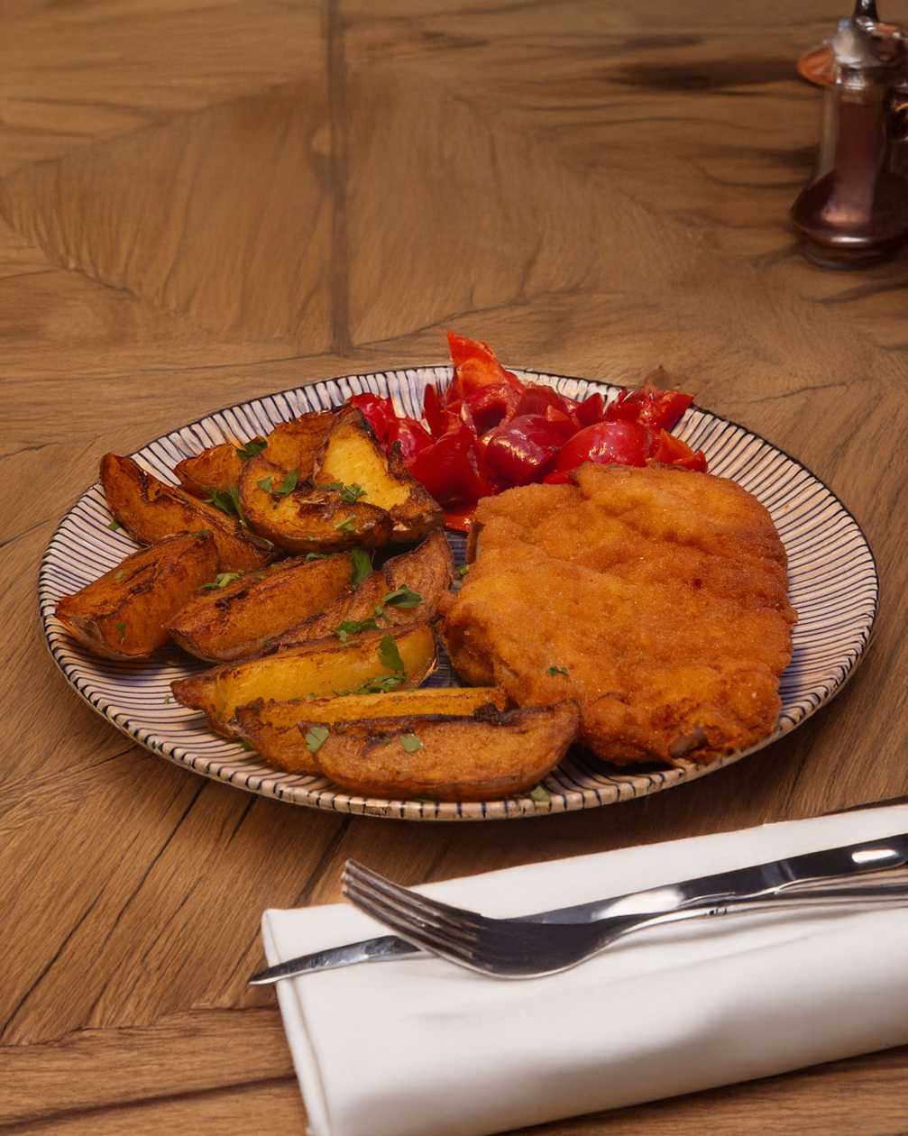 Snitel cu Cartofi Auri