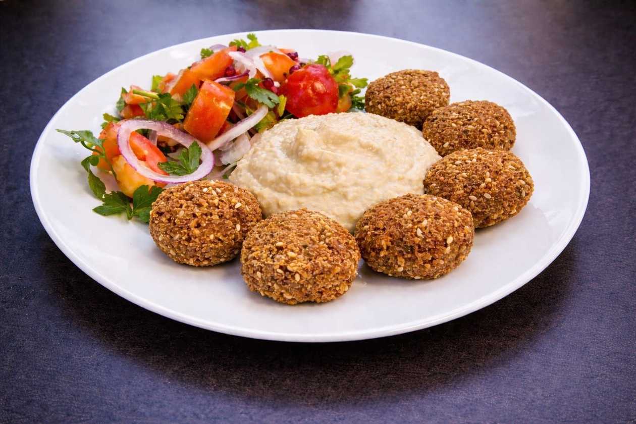 Falafel cu humus si salata fresh