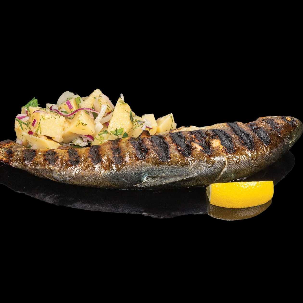 Пъстърва на скара с топла картофена салата и сос