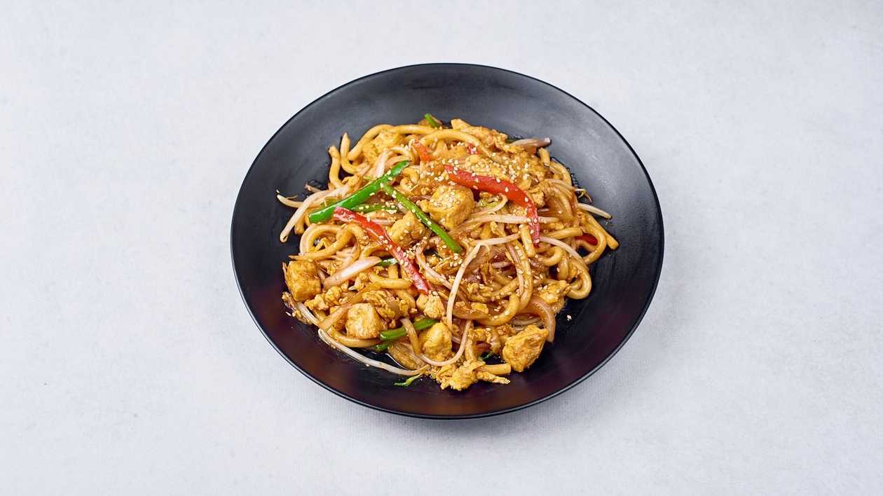 W/27. Udon Smażony z Wołowiną i Warzywami牛肉炒面