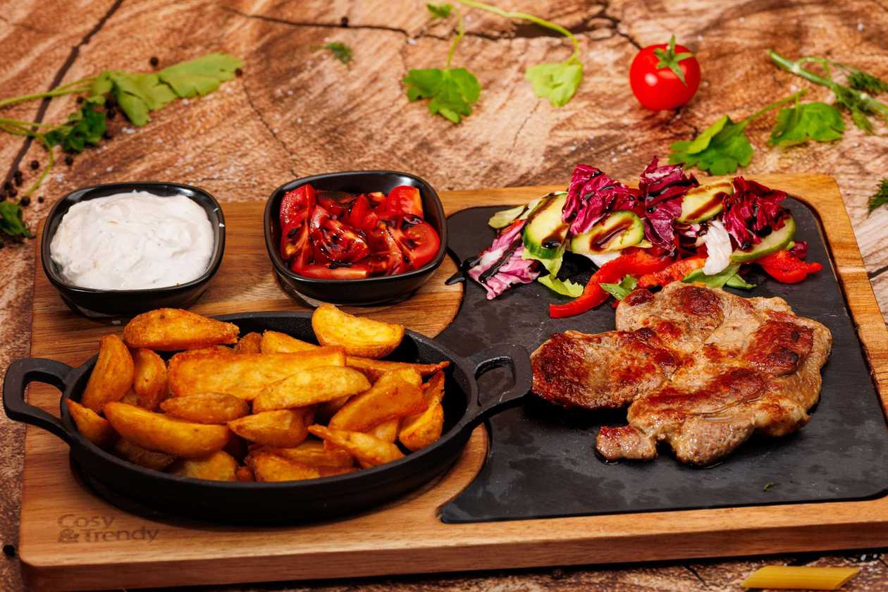 Ceafă de porc la grătar cu cartofi wedges