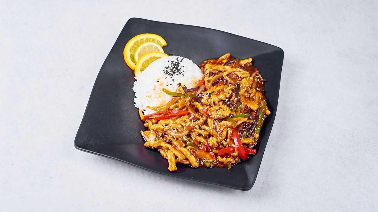 W/32. Ryż z Wieprzowiną i Warzywami w Sosie Chilli鱼香肉丝盖浇饭