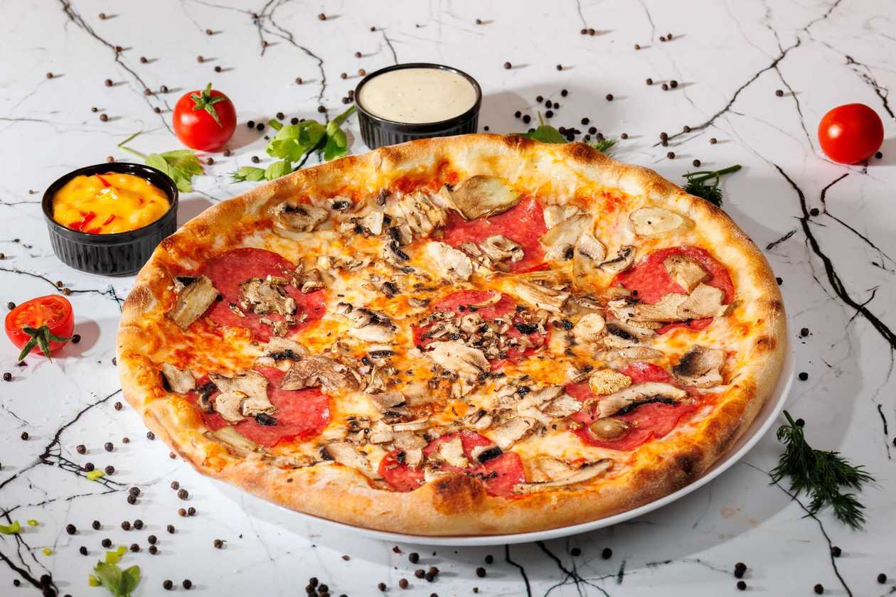 Pizza prosciutto funghi salami mică