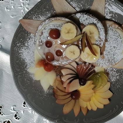 Ameerika stiilis pannkoogid kondenspiimaga ja värskete marjadega