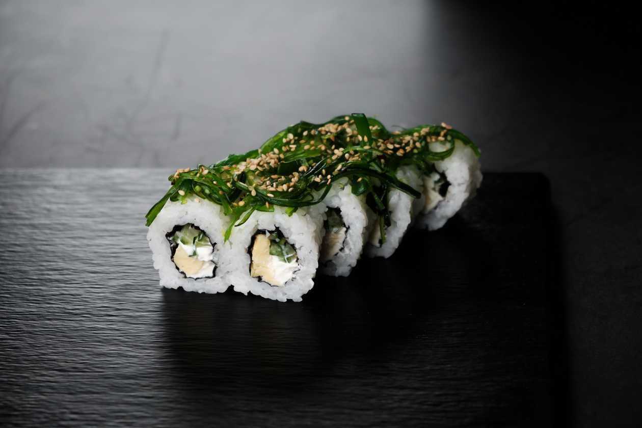 Green wakame tomago roll