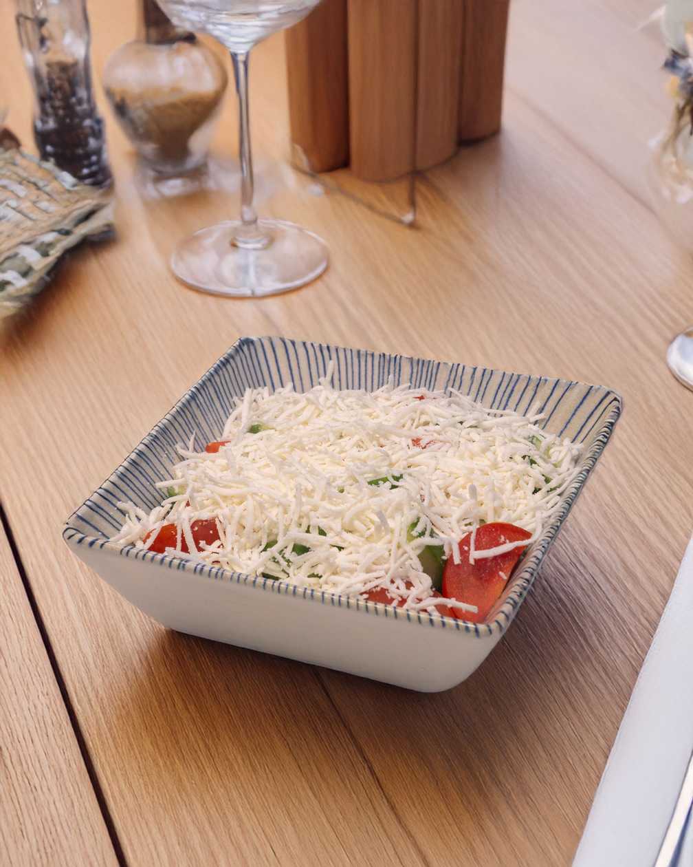 Salata de rosii, castraveti si branza rasa