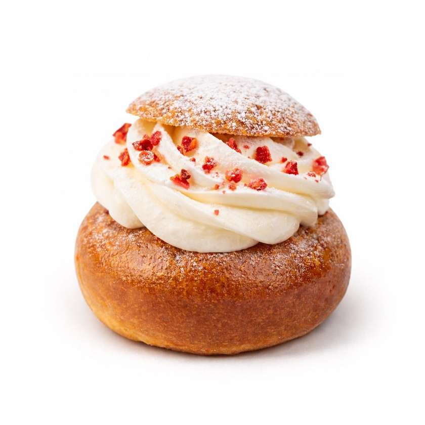 Масленичный булочка с клубникой