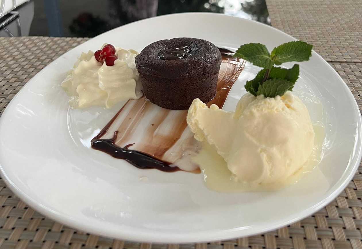 Lava cake cu inghetata de vanilie