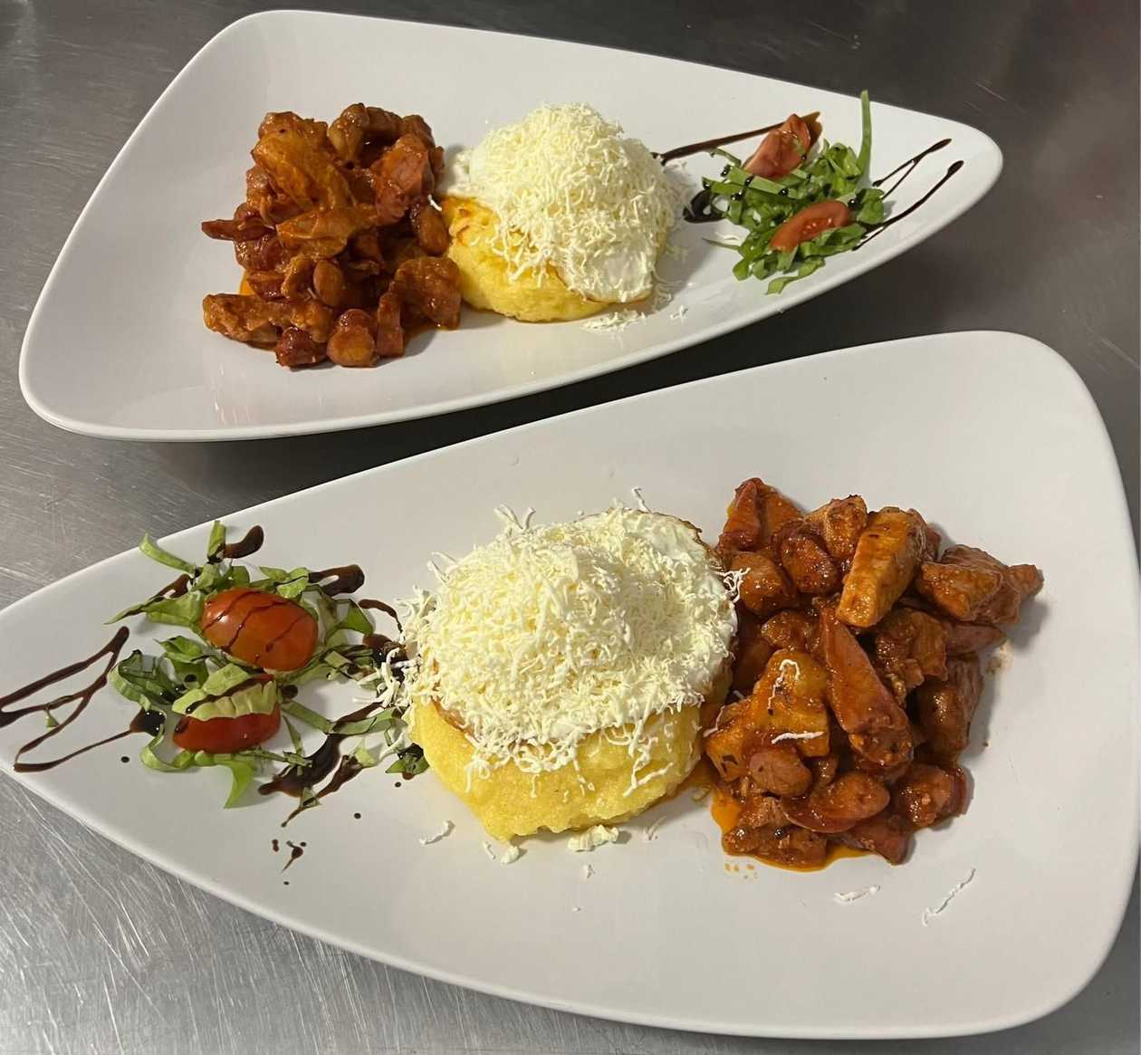 Tochitura Haiduceasca cu Ou si Mamaliga