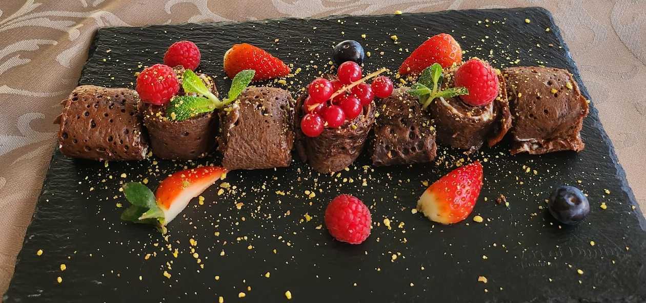 Clatite cu mascarpone si fructe``