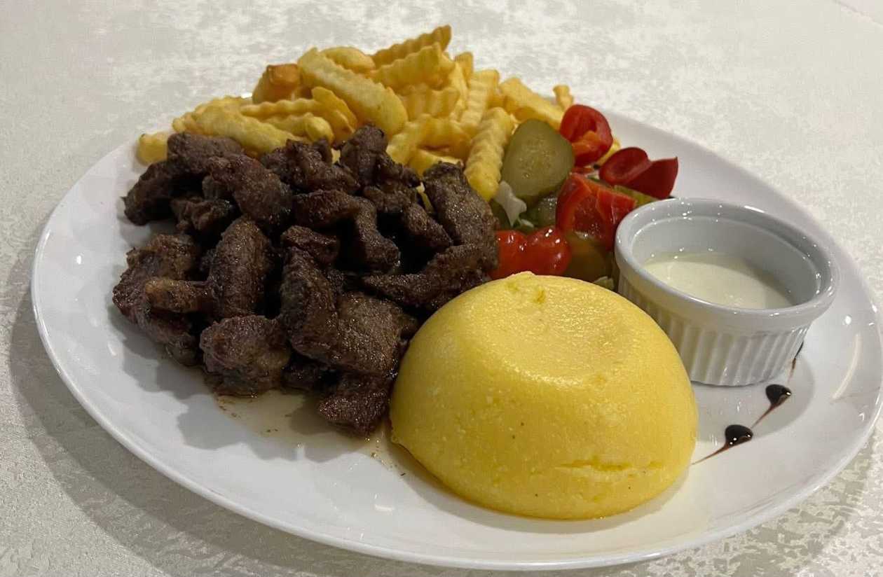 Pastrama de Oaie cu Mamaliga