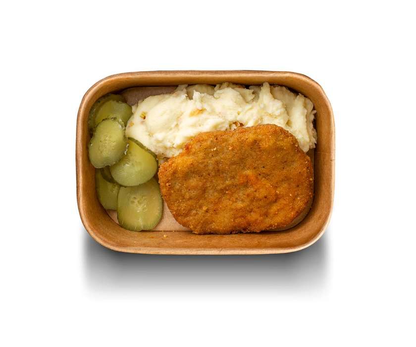 MASHED POTATOES WITH SCHNITZEL AND CUCUMBER