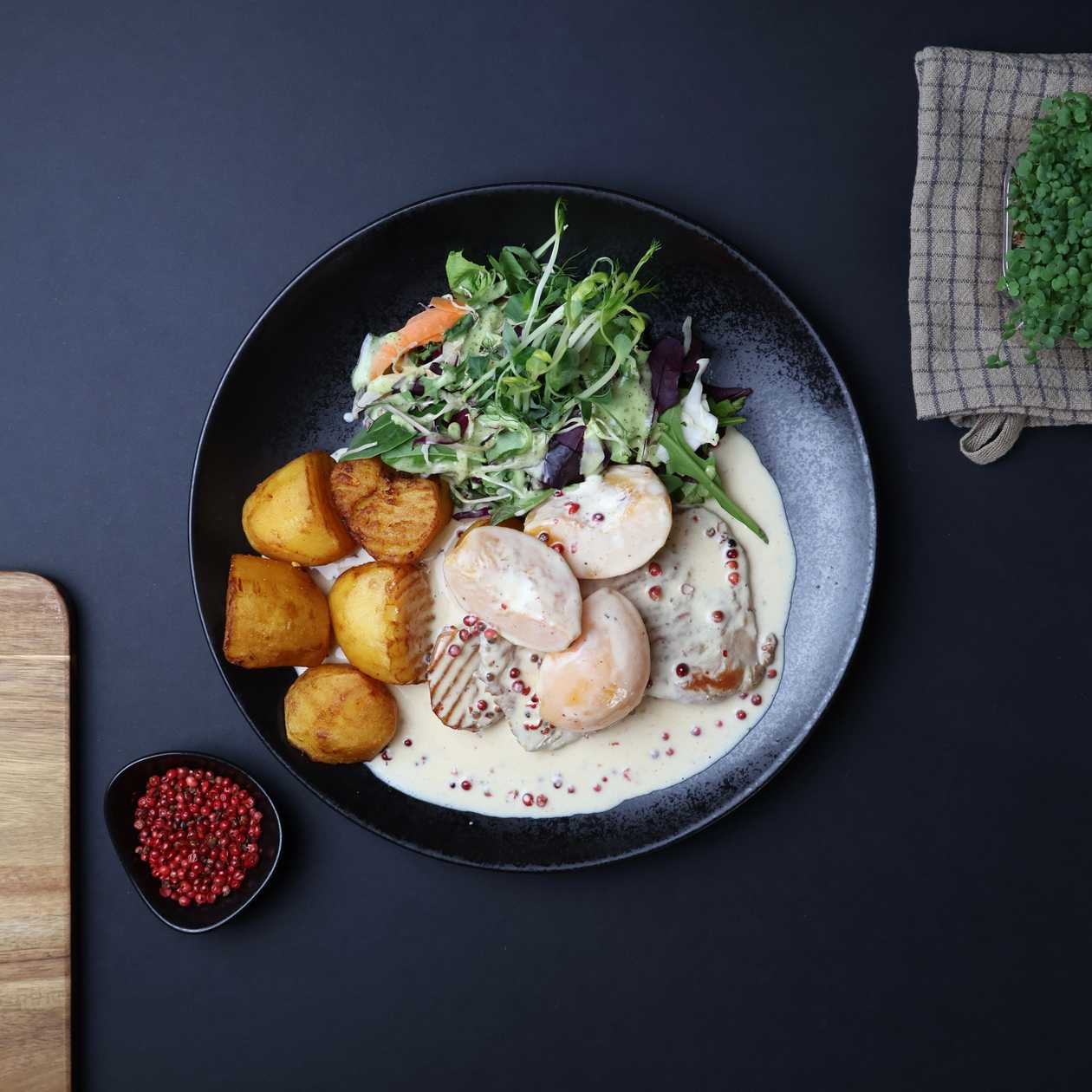 Pork fillet with pink pepper and peaches