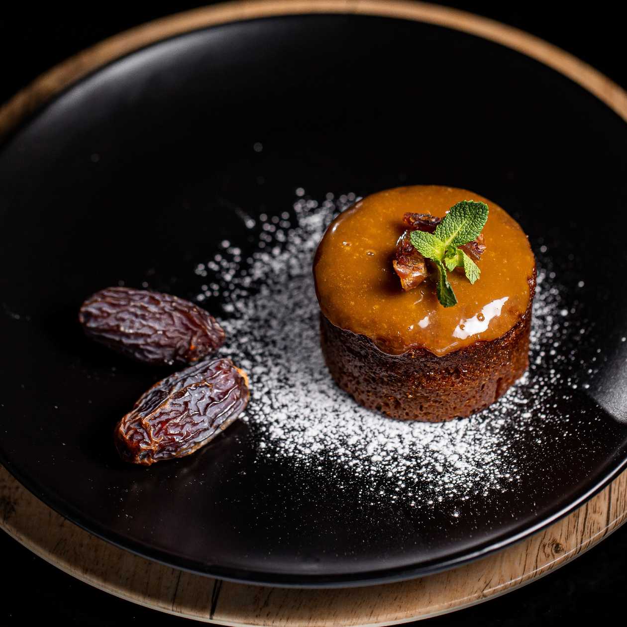 Prajitura cu curmale si sos caramel