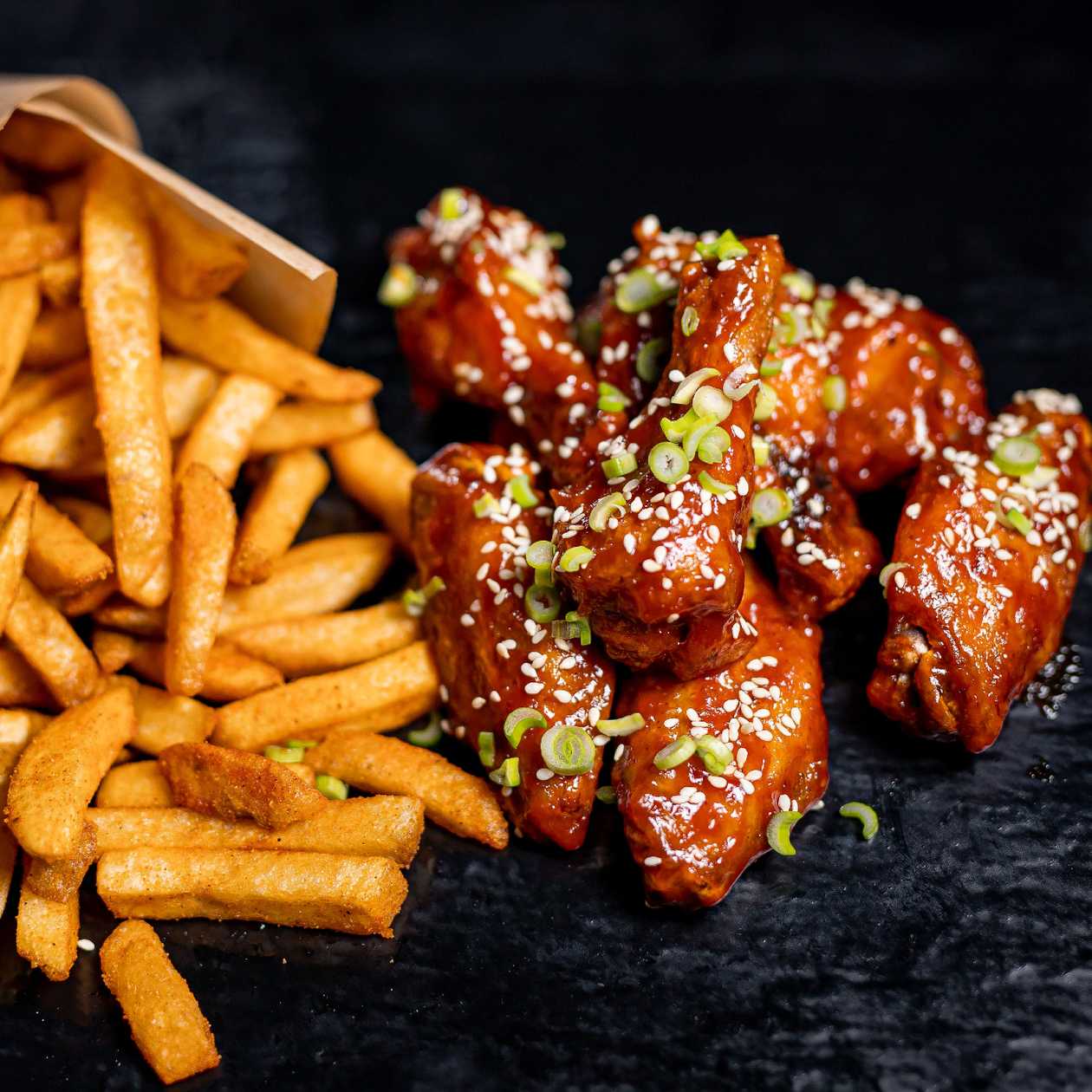 Aripioare picante cu cartofi prajiti si salata coleslaw - D