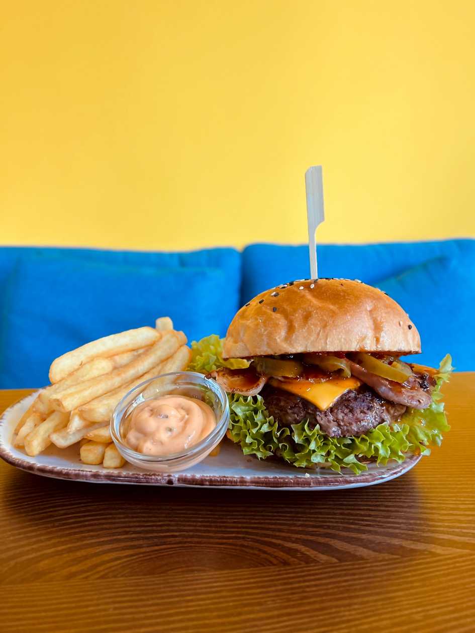 Spicy Burger Combo (Fries + Sauce)