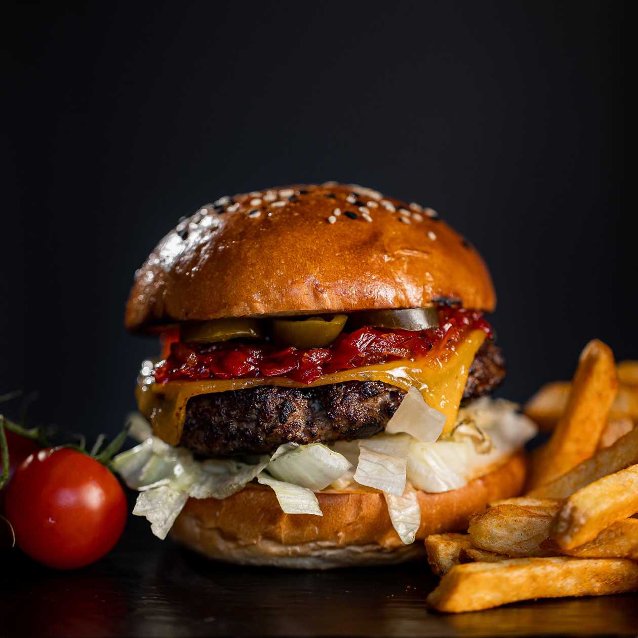 Burger Cheddar Jalapeno cu cartofi prajiti/wedges - D