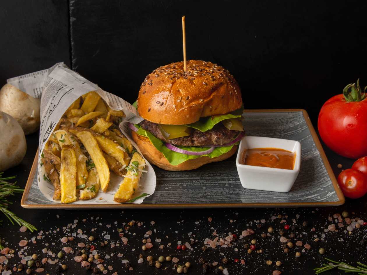 BURGERU' LU' IANCU CU CARTOFI PRAJITI