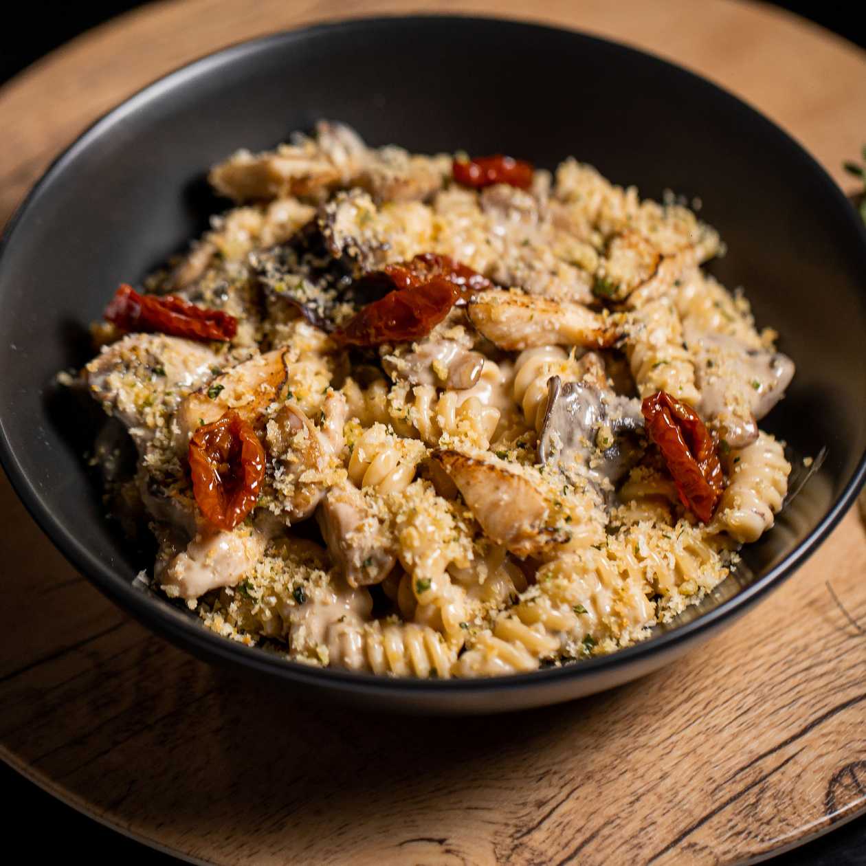 Fusilli cu pui si sos de ciuperci de padure