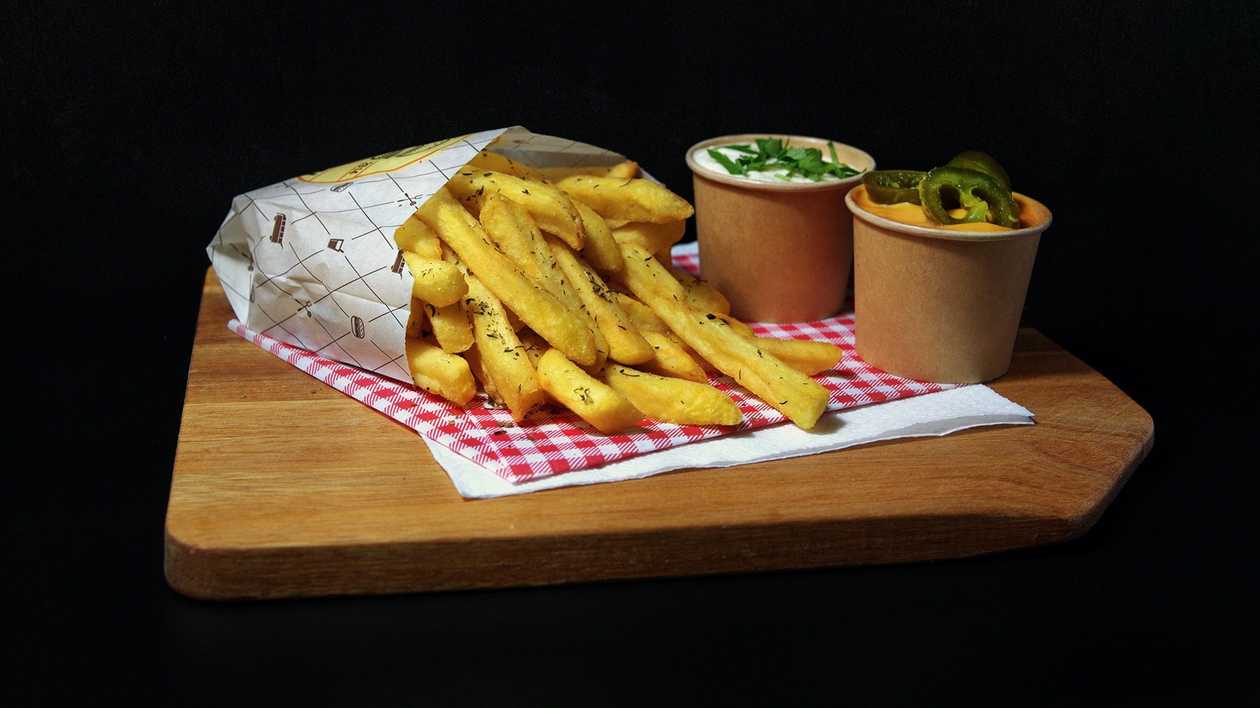 CARTOFI PRAJITI CU SOS AIOLI & PATRUNJEL 250Gr