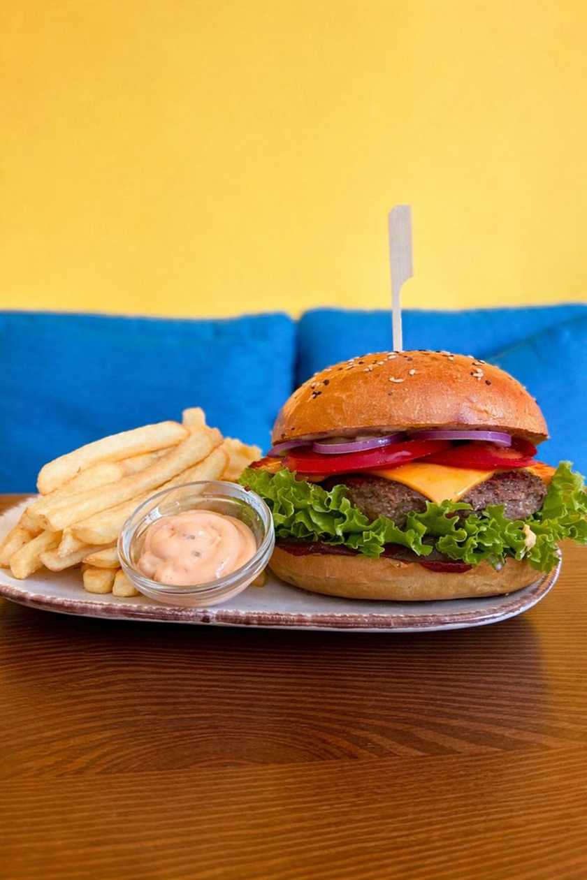 Classic Burger Combo (Fries + Sauce)