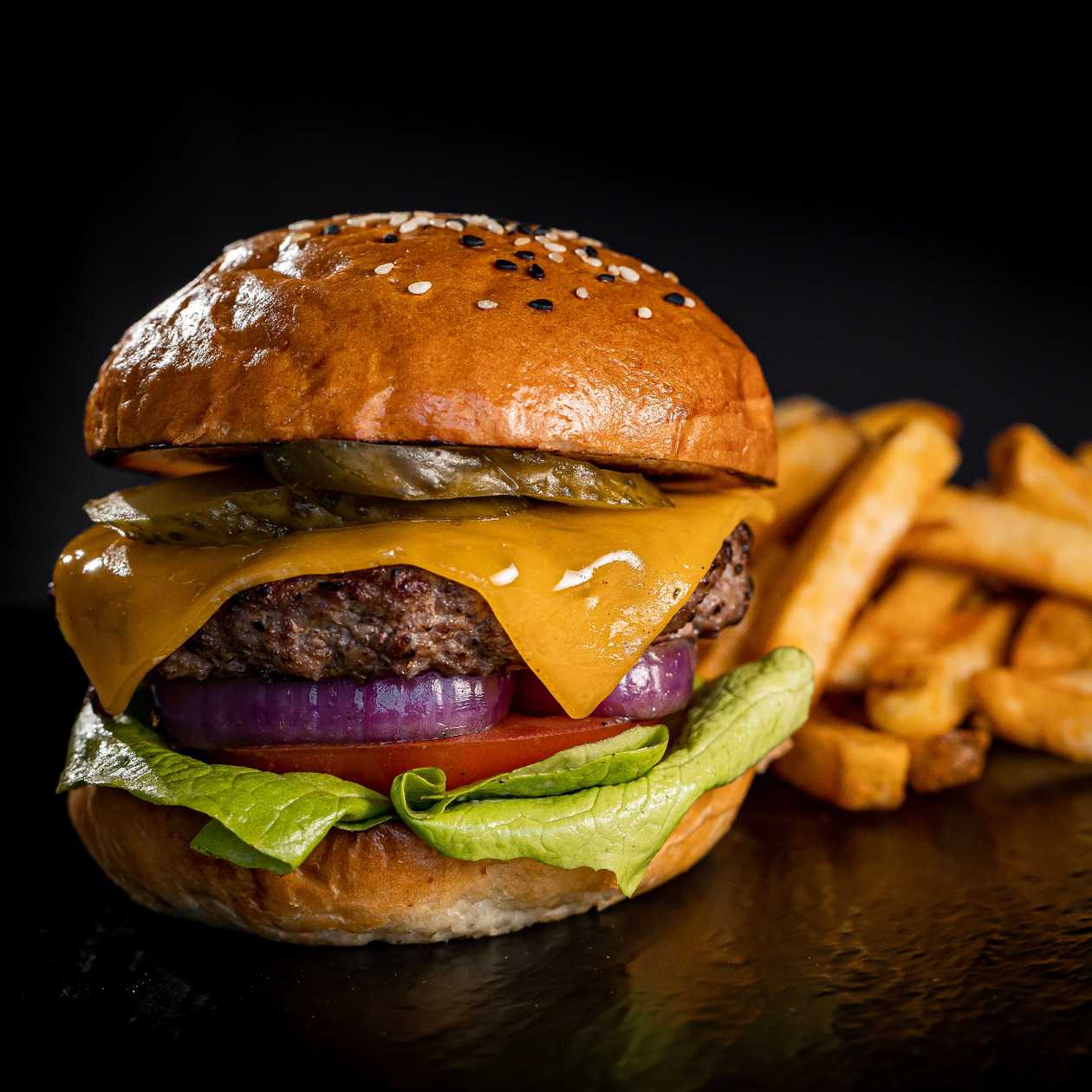 Burger Clasic cu cartofi prajiti/wedges - D