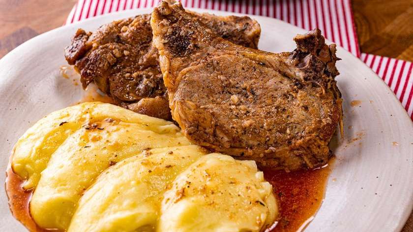 Friptura de porc la tava cu piure