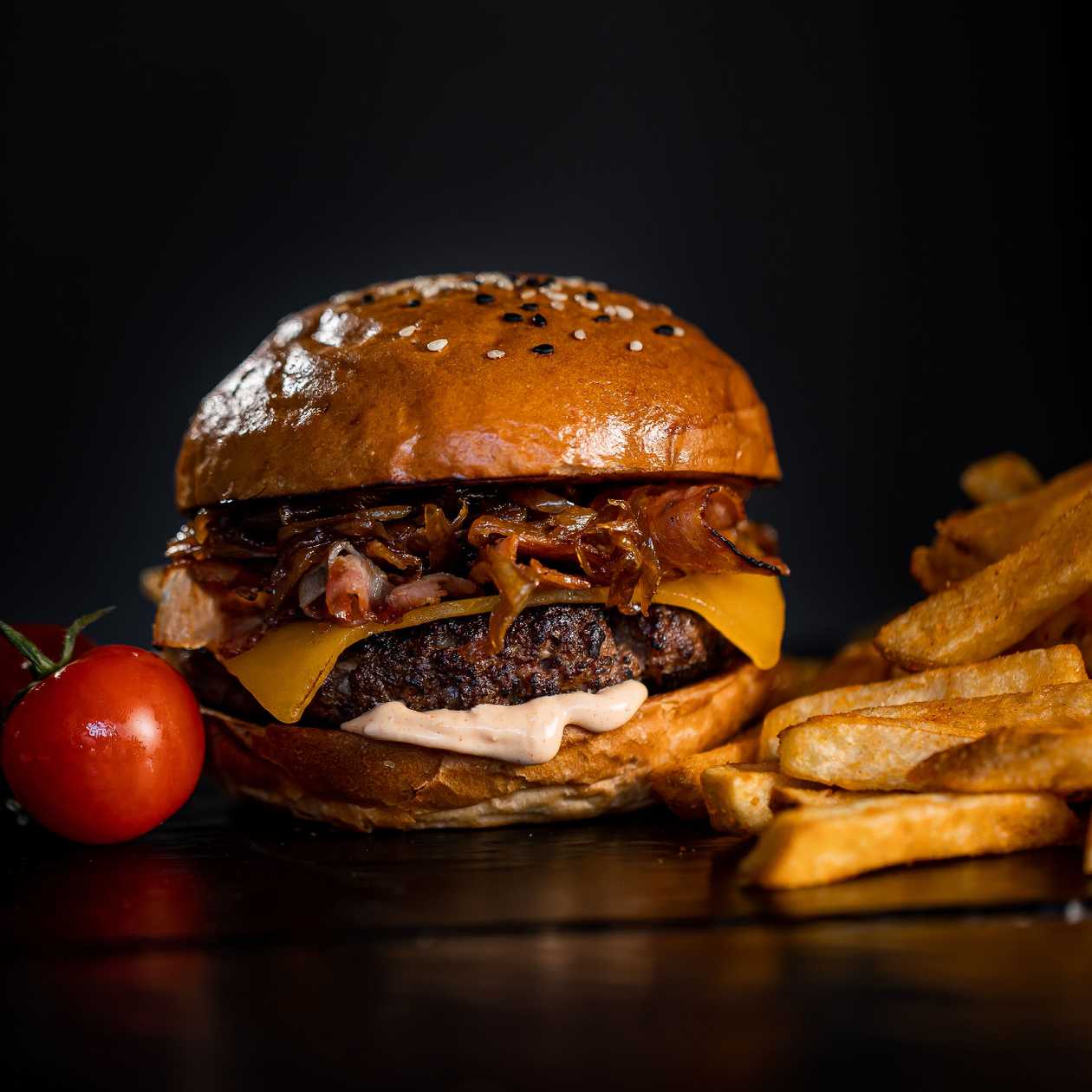 Burger Bacon Mary cu cartofi prajiti/wedges