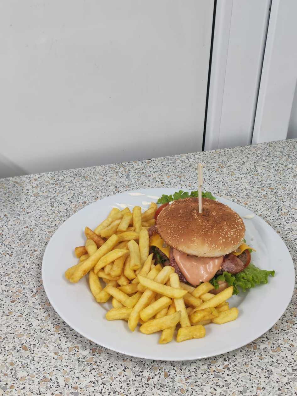 Cheeseburger with French fries