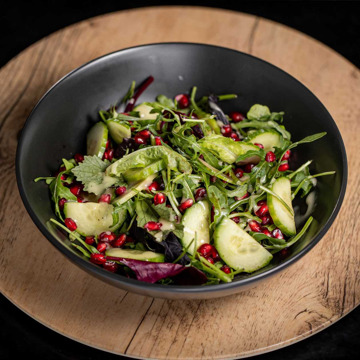 Salata mesclun cu rodie si sos balsamic