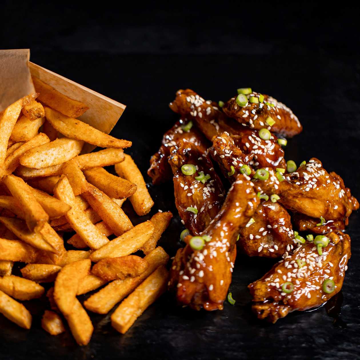 Aripioare cu sos BBQ cu cartofi prajiti si salata coleslaw - D