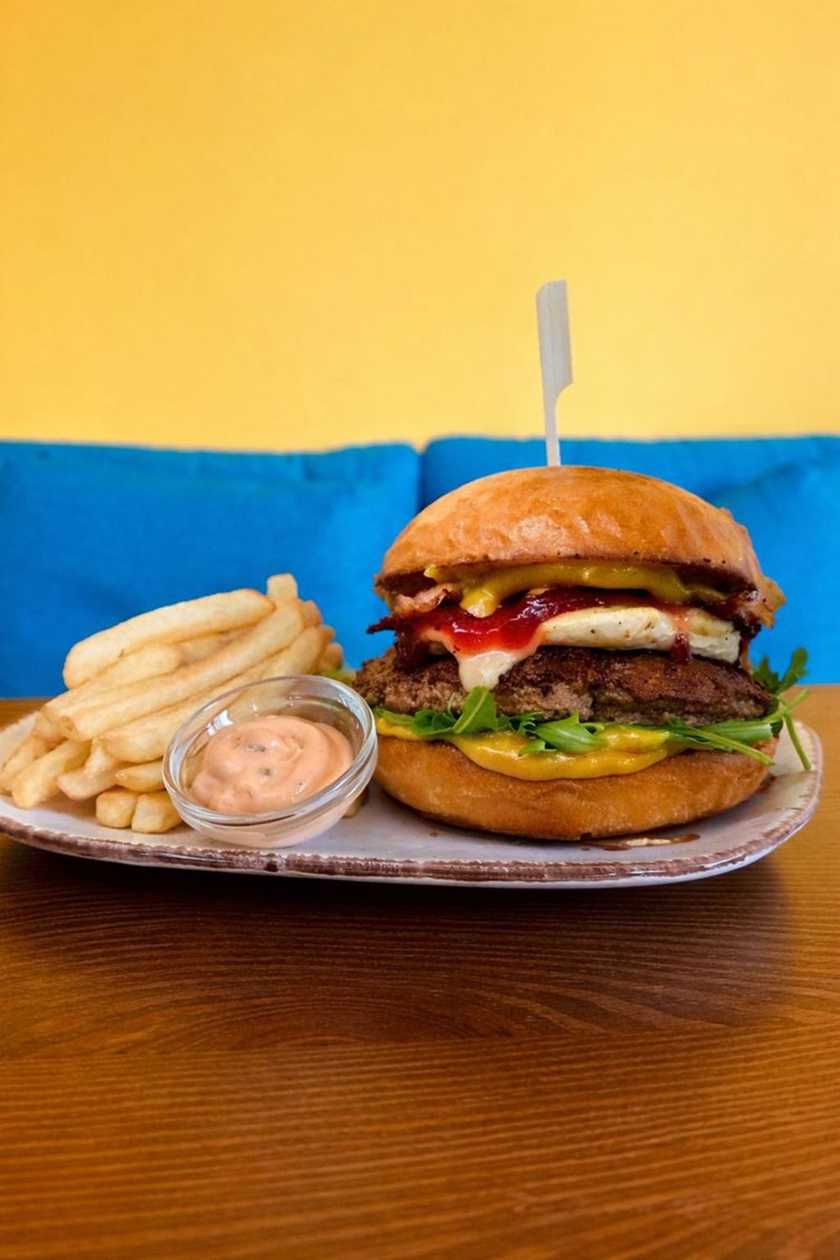 Camemburger Meal (Fries + Sauce)