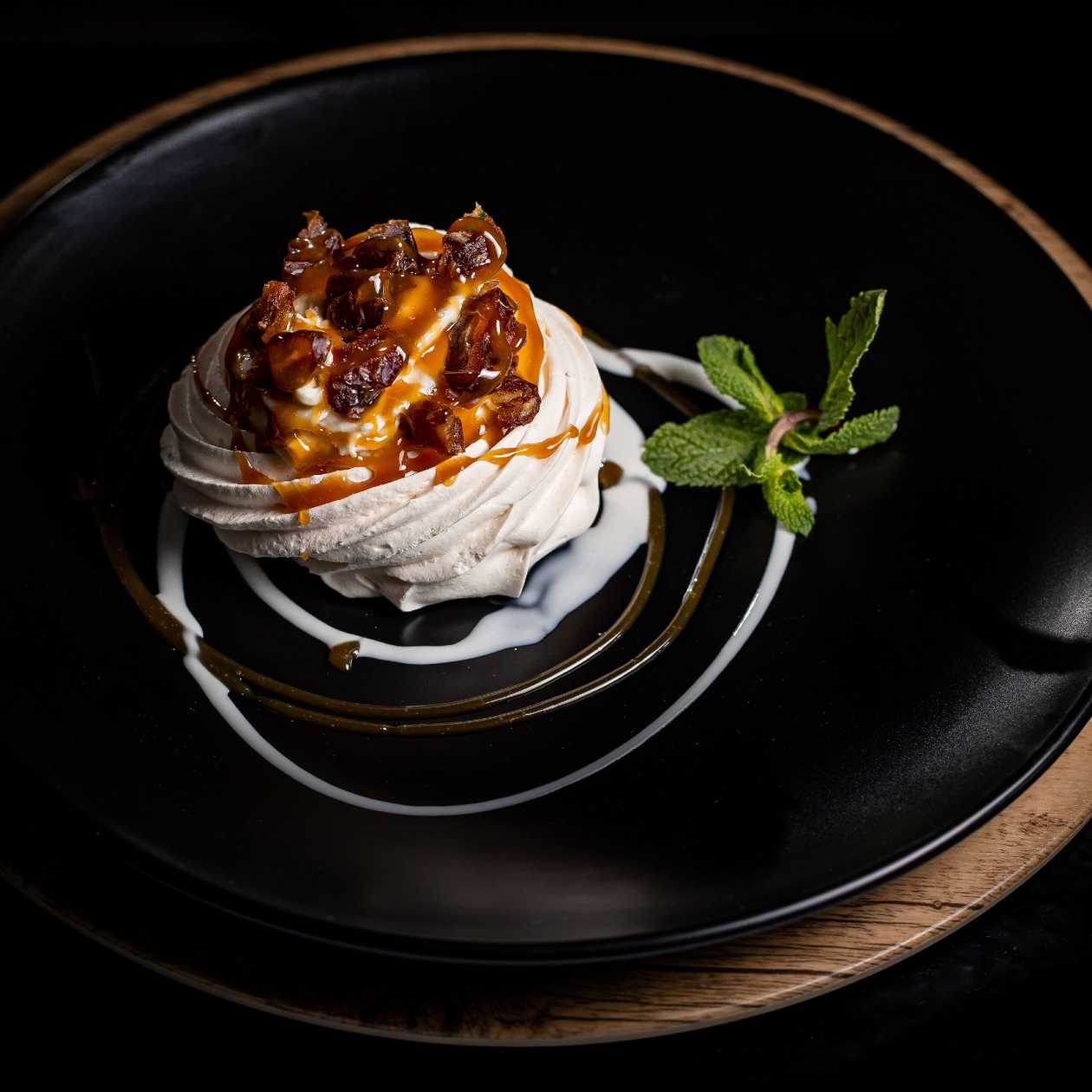 Cuib de bezea cu spuma de banane, curmale si sos toffee