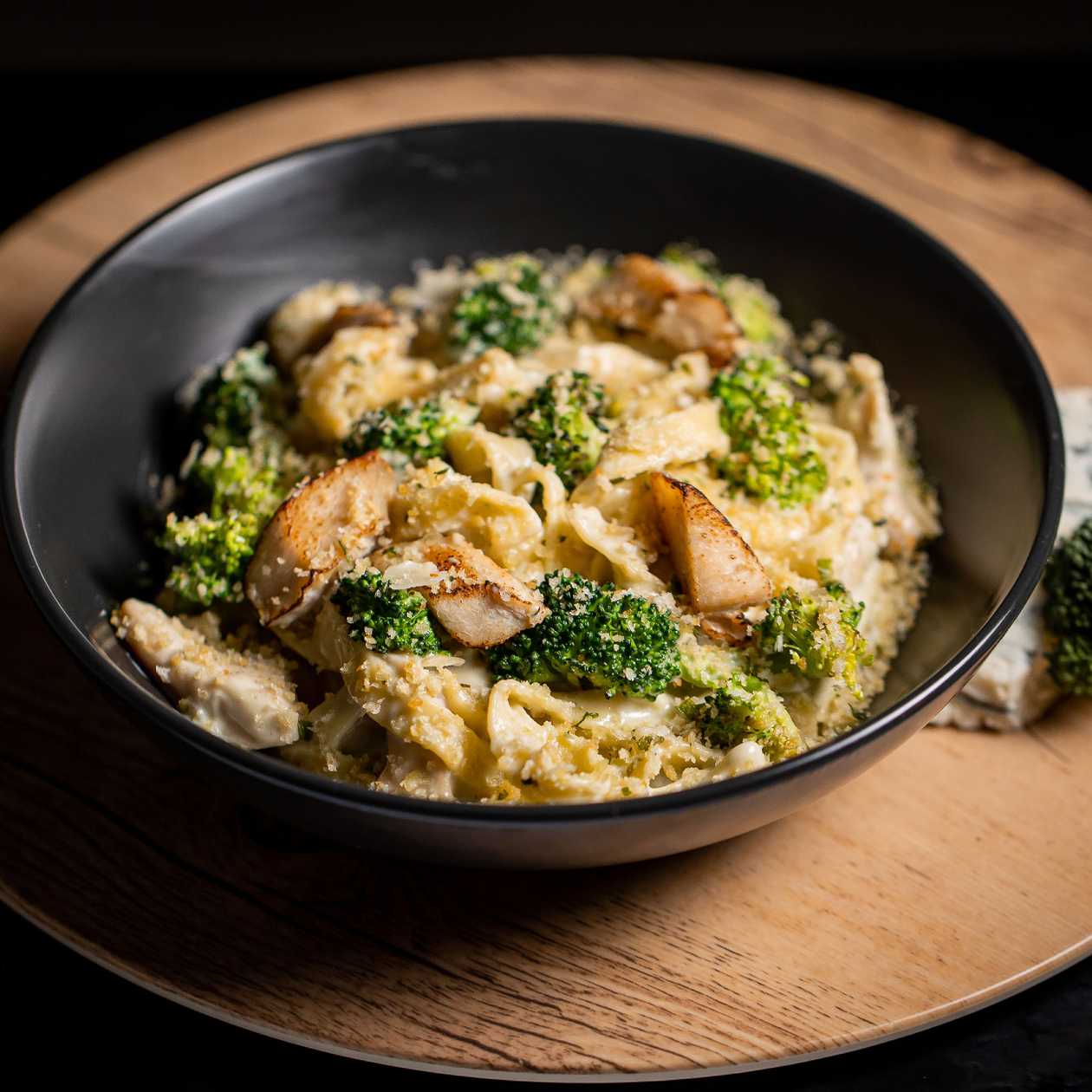 Fusilli cu pui, sos gorgonzola si brocoli