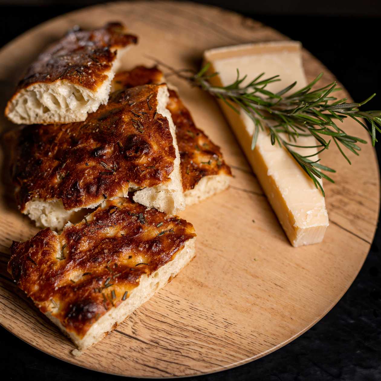 Foccacia cu ulei de masline, usturoi si parmezan - D