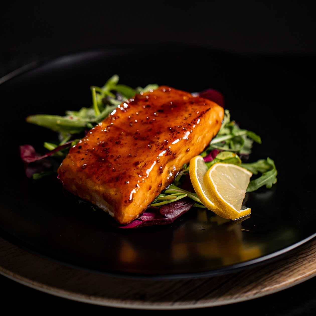 Somon glazurat cu sos de mirin si miere