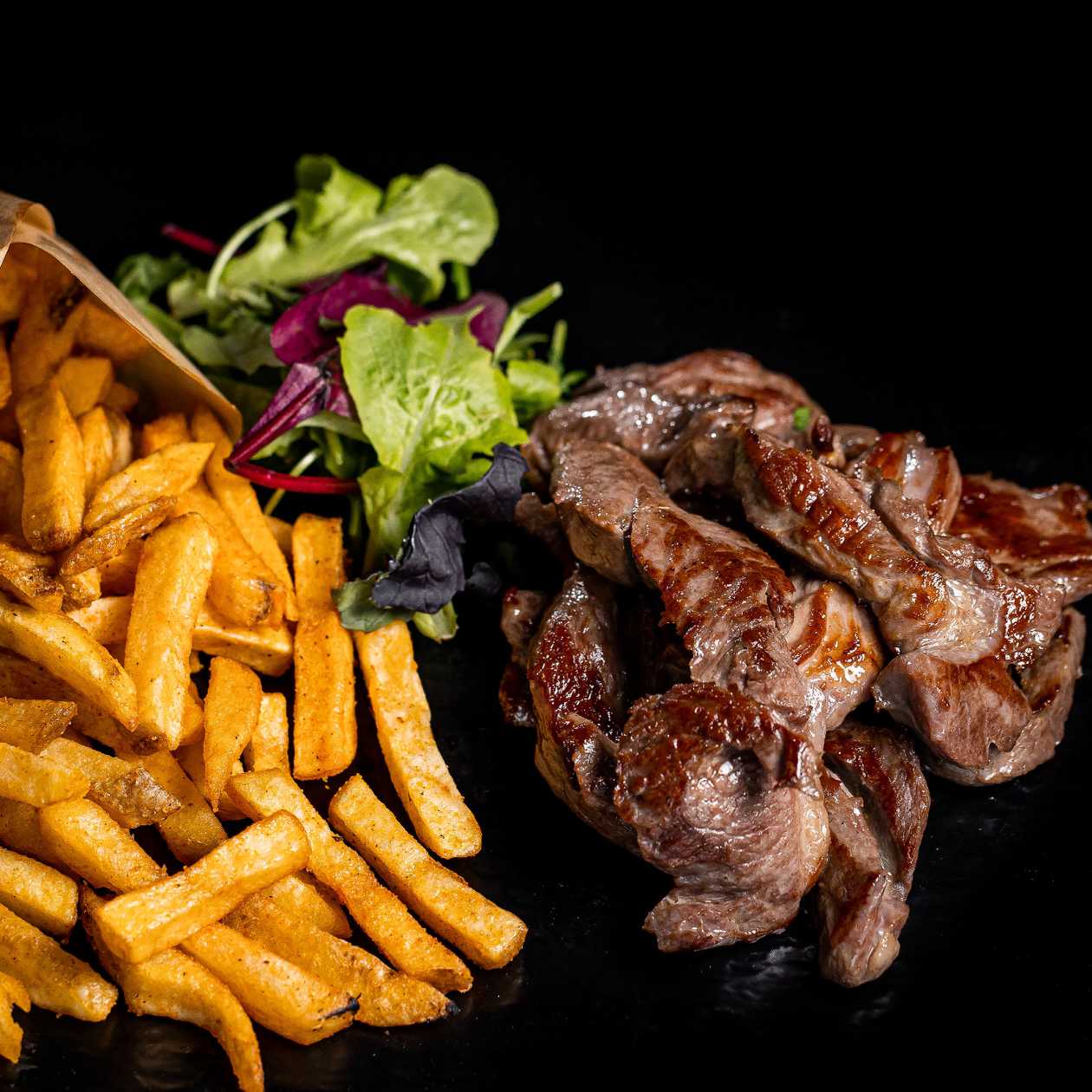 Pastrama de berbecut la gratar cu cartofi prajiti/wedges