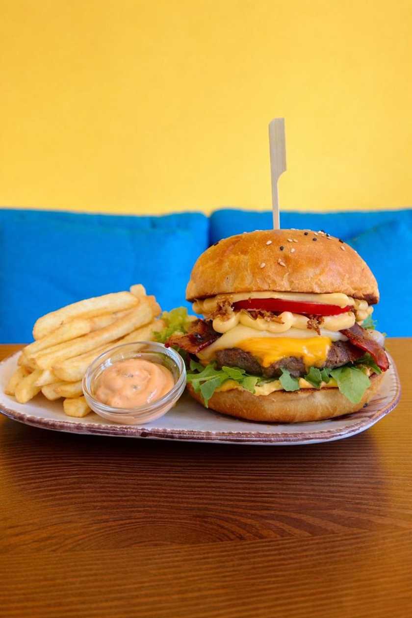 Cheeseburger Combo (Fries + Sauce)