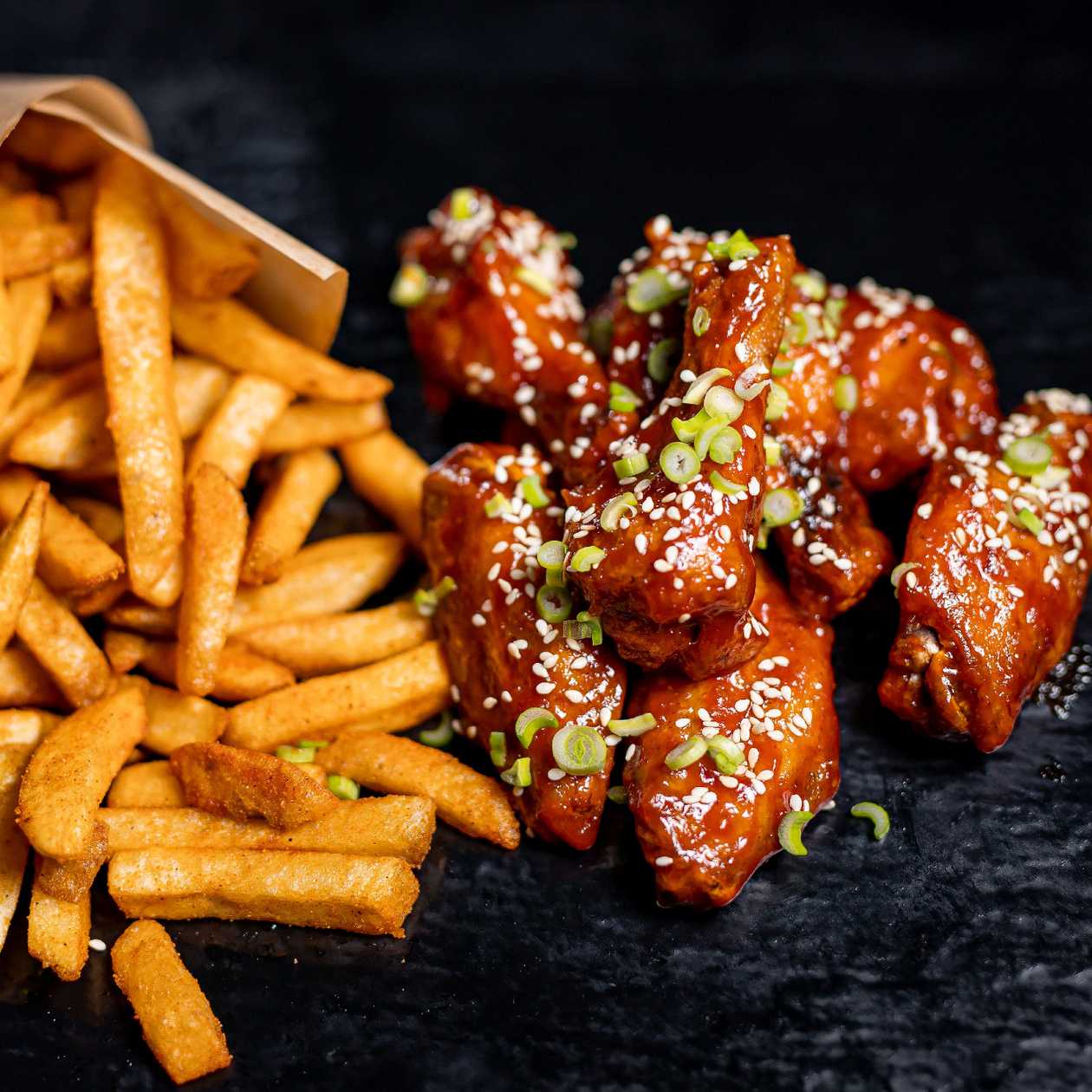 Aripioare teriyaki cu cartofi prajiti si salata coleslaw - D