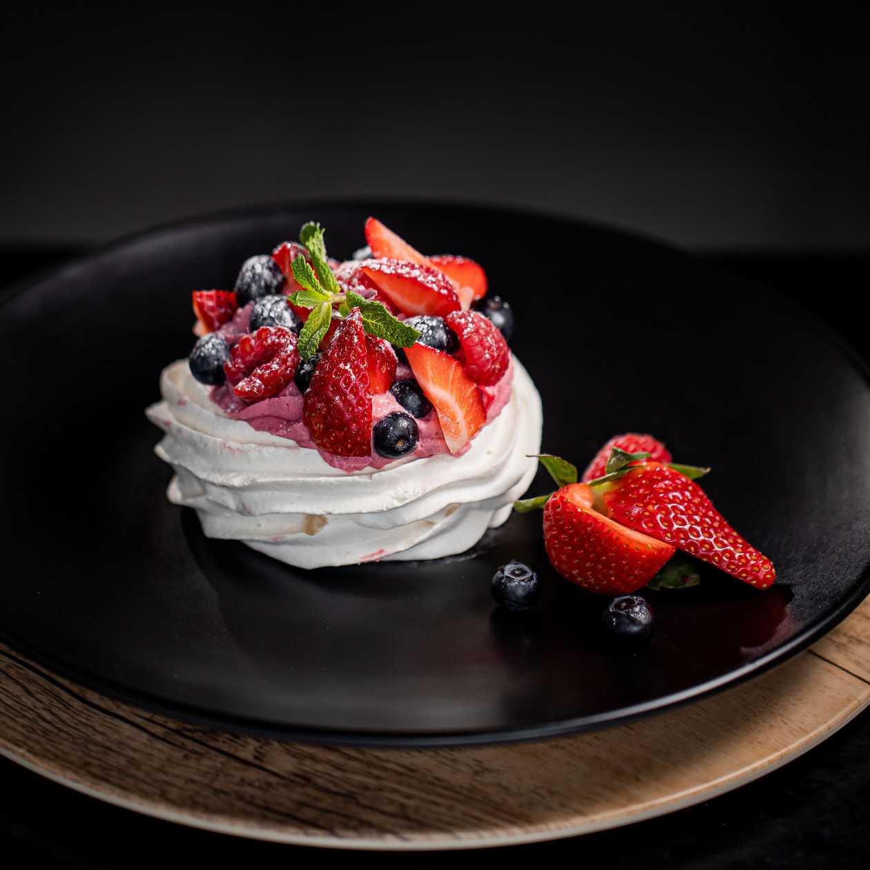 Cuib de bezea cu crema de mascarpone si zmeura