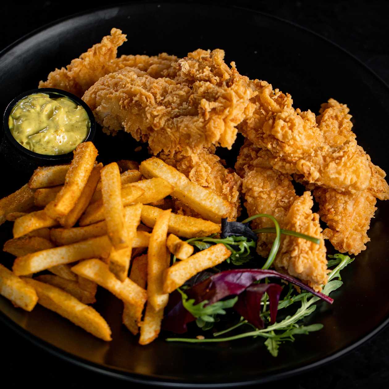 Snitel de pui crispy cu cartofi prajiiti si salata coleslaw - D